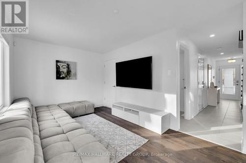 26 Barn Swallow Private, Ottawa, ON - Indoor Photo Showing Living Room