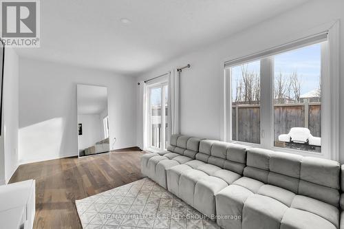 26 Barn Swallow Private, Ottawa, ON - Indoor Photo Showing Living Room