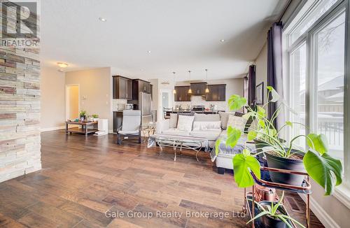 117 Juno Crescent, Woodstock (Woodstock - North), ON - Indoor Photo Showing Living Room