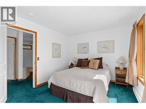9245 Paradise Road, Kelowna, BC - Indoor Photo Showing Bedroom