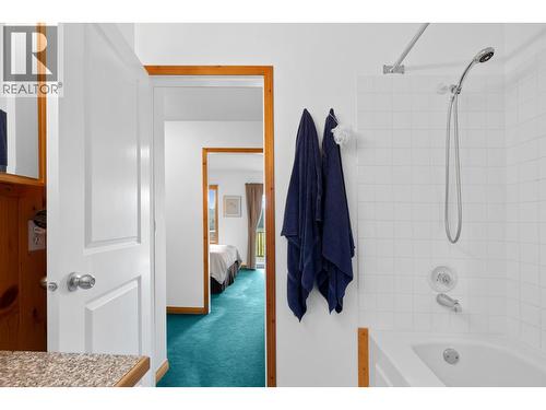 9245 Paradise Road, Kelowna, BC - Indoor Photo Showing Bathroom