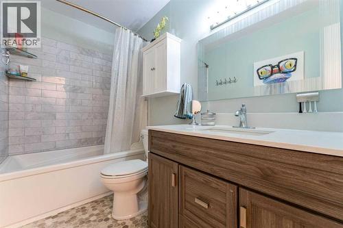 127 Shawmeadows Close Sw, Calgary, AB - Indoor Photo Showing Bathroom