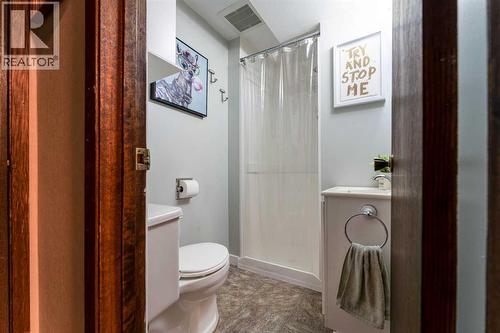 127 Shawmeadows Close Sw, Calgary, AB - Indoor Photo Showing Bathroom