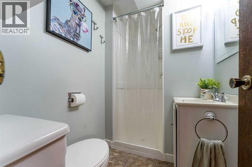 127 Shawmeadows Close Sw, Calgary, AB - Indoor Photo Showing Bathroom