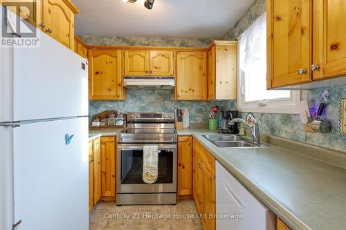 249 Macdonald Drive, Woodstock (Woodstock - North), ON - Indoor Photo Showing Kitchen With Double Sink