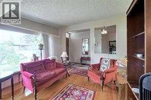 10212 8 Street Sw, Calgary, AB - Indoor Photo Showing Living Room