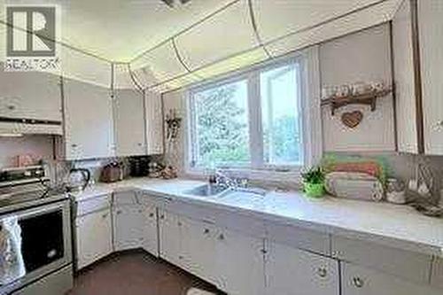 10212 8 Street Sw, Calgary, AB - Indoor Photo Showing Kitchen