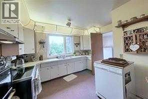 10212 8 Street Sw, Calgary, AB - Indoor Photo Showing Kitchen