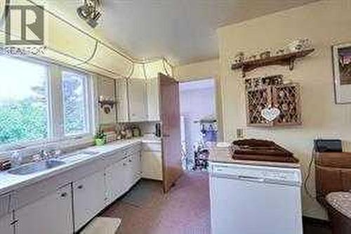 10212 8 Street Sw, Calgary, AB - Indoor Photo Showing Bathroom