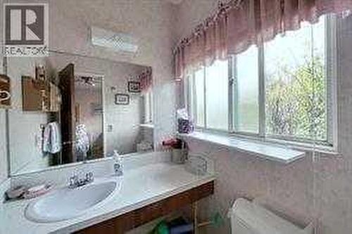 10212 8 Street Sw, Calgary, AB - Indoor Photo Showing Bathroom