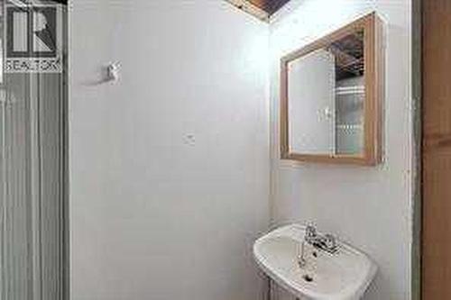 10212 8 Street Sw, Calgary, AB - Indoor Photo Showing Bathroom