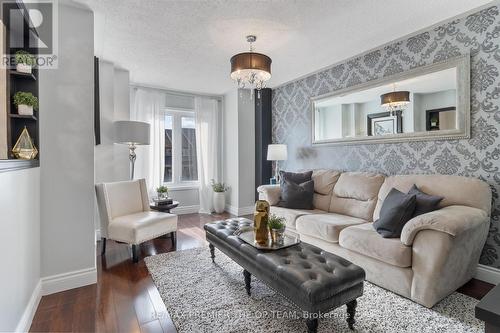 28 Kelso Crescent, Vaughan, ON - Indoor Photo Showing Living Room