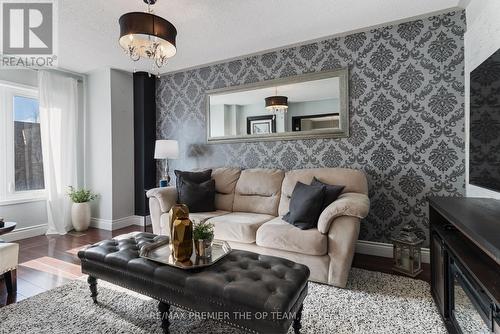 28 Kelso Crescent, Vaughan, ON - Indoor Photo Showing Living Room