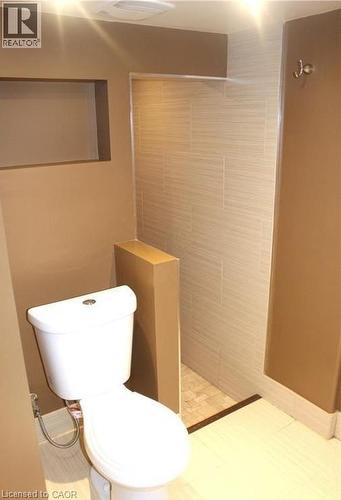 29 Oxford Street, Hamilton, ON - Indoor Photo Showing Bathroom