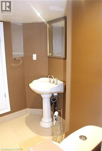 29 Oxford Street, Hamilton, ON - Indoor Photo Showing Bathroom