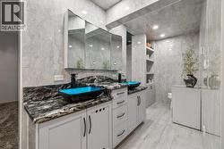 Huge master ensuite bathroom with double sinks and fully updated. - 