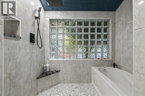 Huge walk in shower. - 2245 Bennett Road, Kelowna, BC - Indoor Photo Showing Bathroom