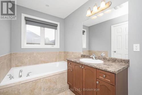 23 Bellflower Boulevard, Hamilton, ON - Indoor Photo Showing Bathroom