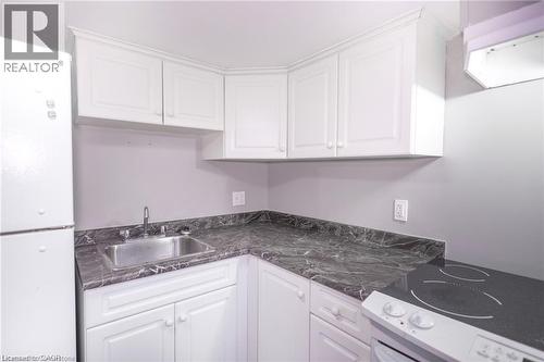11 Perry Street, St. Catharines, ON - Indoor Photo Showing Kitchen