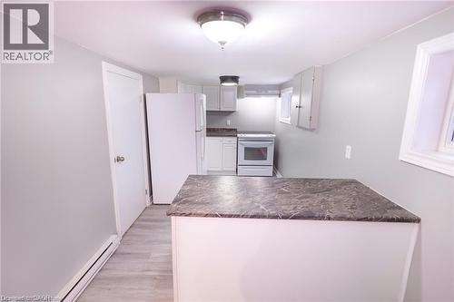 11 Perry Street, St. Catharines, ON - Indoor Photo Showing Kitchen