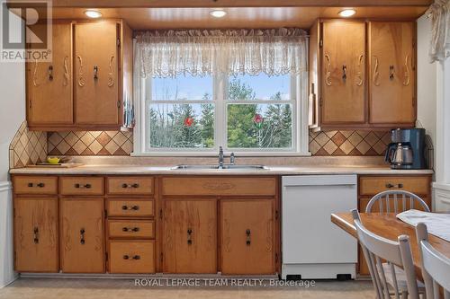 2377 Ramsay Con 7B Avenue S, Mississippi Mills, ON - Indoor Photo Showing Kitchen With Double Sink