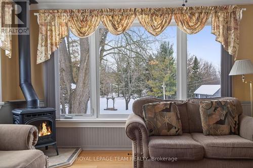 2377 Ramsay Con 7B Avenue S, Mississippi Mills, ON - Indoor Photo Showing Living Room