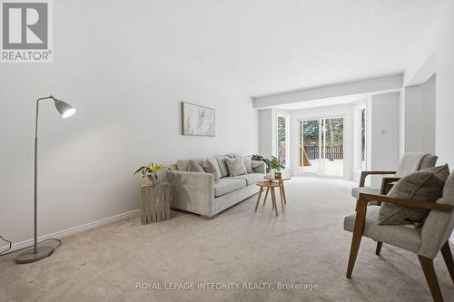 23 Pemberton Crescent, Ottawa, ON - Indoor Photo Showing Living Room