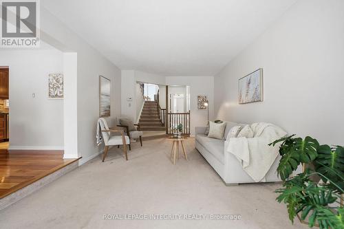 23 Pemberton Crescent, Ottawa, ON - Indoor Photo Showing Living Room