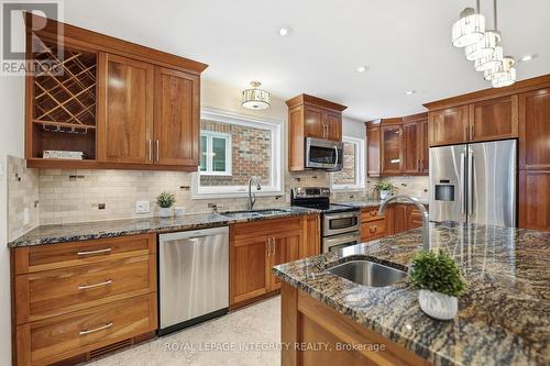 23 Pemberton Crescent, Ottawa, ON - Indoor Photo Showing Kitchen With Double Sink With Upgraded Kitchen