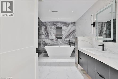 1477 Lakeshore Road Unit# 904, Burlington, ON - Indoor Photo Showing Bathroom