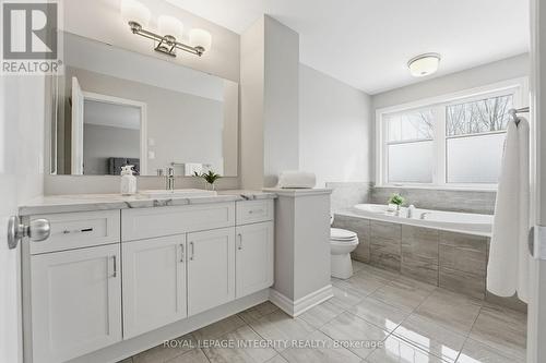 Ensuite bathroom with standup shower & soaker tub - 312 Wood Acres Grove, Ottawa, ON - Indoor Photo Showing Bathroom