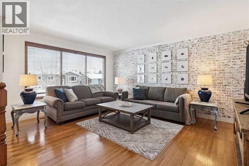 8603 Ashworth Road Se, Calgary, AB - Indoor Photo Showing Living Room