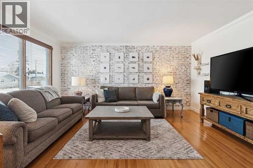 8603 Ashworth Road Se, Calgary, AB - Indoor Photo Showing Living Room