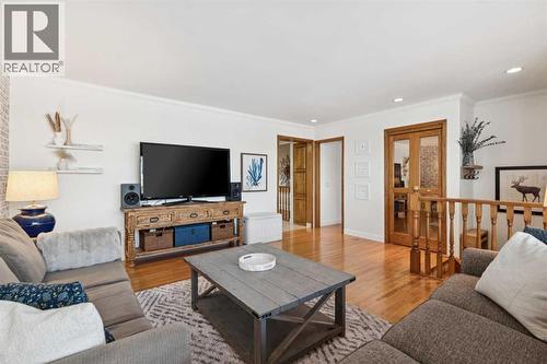 8603 Ashworth Road Se, Calgary, AB - Indoor Photo Showing Living Room