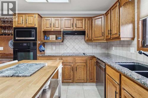 8603 Ashworth Road Se, Calgary, AB - Indoor Photo Showing Kitchen With Double Sink
