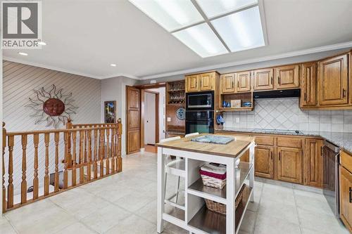8603 Ashworth Road Se, Calgary, AB - Indoor Photo Showing Kitchen With Double Sink