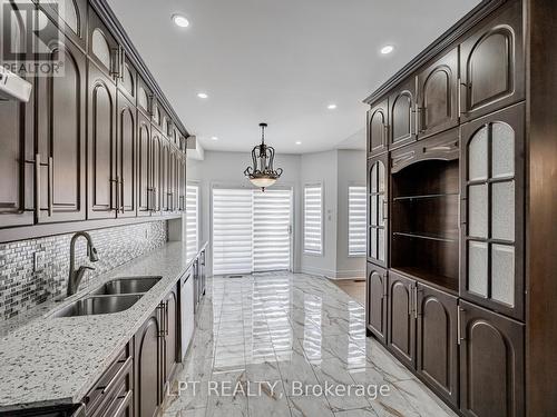 7 Homeview Road, Brampton, ON - Indoor Photo Showing Kitchen With Double Sink With Upgraded Kitchen
