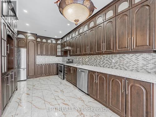 7 Homeview Road, Brampton, ON - Indoor Photo Showing Kitchen