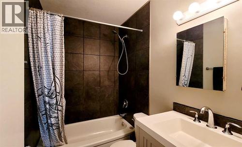 5418 37 Street, Red Deer, AB - Indoor Photo Showing Bathroom