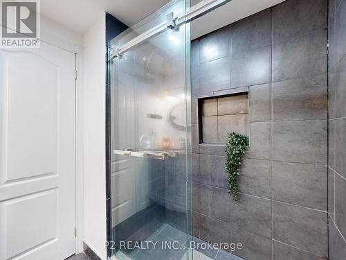 411 Rosedale Drive, Whitby, ON - Indoor Photo Showing Bathroom