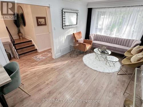 411 Rosedale Drive, Whitby, ON - Indoor Photo Showing Living Room