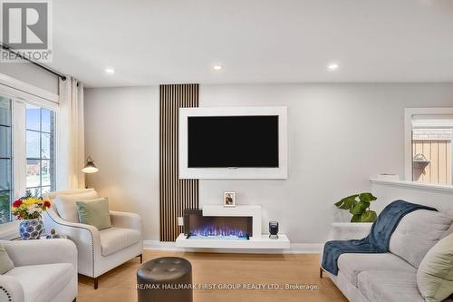 1117 Kell Street, Innisfil, ON - Indoor Photo Showing Living Room
