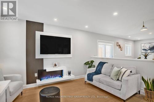 1117 Kell Street, Innisfil, ON - Indoor Photo Showing Living Room