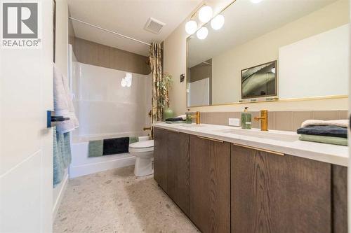 287 Creekside Terrace Sw, Calgary, AB - Indoor Photo Showing Bathroom