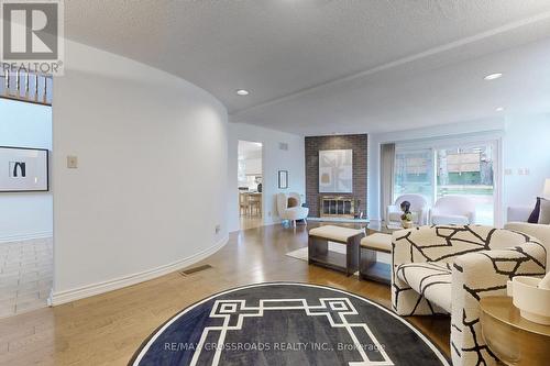 8 Orchid Court, Toronto, ON - Indoor Photo Showing Living Room