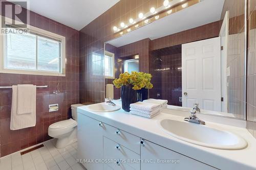 8 Orchid Court, Toronto, ON - Indoor Photo Showing Bathroom