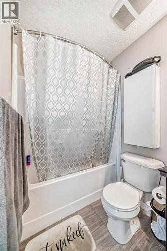 656 Copperpond Boulevard Se, Calgary, AB - Indoor Photo Showing Bathroom