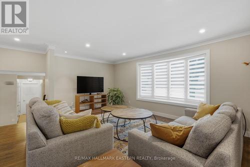 Lot's of light - 1601 Rocklands Road, Peterborough (Monaghan Ward 2), ON - Indoor Photo Showing Living Room