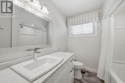 Second floor bathroom - 1601 Rocklands Road, Peterborough (Monaghan Ward 2), ON - Indoor Photo Showing Bathroom
