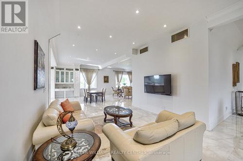 6196 Ravenshoe Road, Georgina, ON - Indoor Photo Showing Living Room